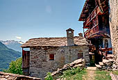 Val Bregaglia - Savogno. Tra gli angusti viottoli lo sguardo a volte si apre sulle cime del versante meridionale della Val Bregaglia.